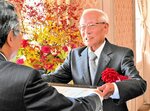 深沢市長（左）から表彰状を受け取る永見さん＝３日、鳥取市東町２丁目の仁風閣