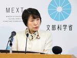 　閣議後に記者会見する阿部文科相＝２７日午前、文科省