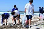 清掃活動に汗を流す生徒ら