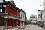 　加賀温泉郷の中心街＝４月、石川県加賀市