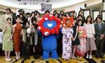 　大阪・関西万博の公式キャラクター「ミャクミャク」と記念撮影する日中の大学生＝６日、中国上海市（共同）