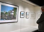 鮮やかな多色刷りで表現された版画作品