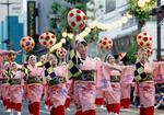 　「山形花笠まつり」で紅花をあしらった花がさを手に舞を披露する踊り手＝２０２４年８月、山形市