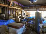 　全壊した本堂の中を片付ける徳善寺の住職のり元昌延さん（のりの字は、合の口が正）＝５月、石川県輪島市