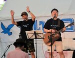 演奏を披露する出演者