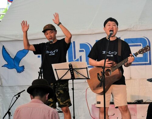 演奏を披露する出演者