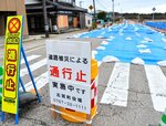 能登半島地震では舗装の亀裂や土砂崩れなどで多くの道路が通行不能となった。原発事故時の避難計画の実効性が問われている＝１月２０日、石川県志賀町末吉