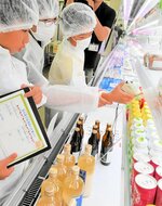 放射温度計で陳列棚の温度を測る子どもたち＝２３日、日吉津村日吉津のふれあい村アスパル