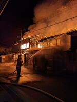 消火活動する消防関係者＝２８日午前、大山町御来屋（日本海新聞名和販売所・通信部提供）