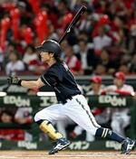 　７回オリックス１死一、三塁、福田が右前に適時打を放つ＝マツダ