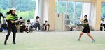 真剣勝負を繰り広げる選手たち＝２０日、新温泉町湯の健康公園すこやかドーム