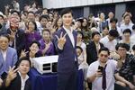 　落選が決まった後、支援者らと写真に納まる石丸伸二氏（中央）＝７月７日