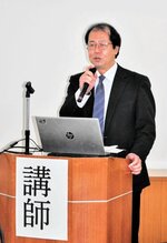 外国人労働者の現状や国の制度について講演する赤松局長＝１６日、新温泉町湯の町民センター