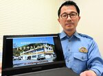 啓発ソングの作詞作曲と動画制作を手がけた室永管理官＝智頭町智頭の智頭署
