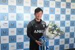 　報道陣に青の花束を贈られたＪ１川崎時代の鬼木監督