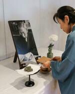 　佐藤春夫の「御供茶式」で遺影に茶を供える地元の茶道愛好家＝６日午前、和歌山県新宮市
