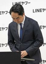 　謝罪するＬＩＮＥヤフーの出沢剛社長＝８日午後、東京都千代田区