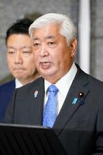 　航空自衛隊のＴ４練習機が墜落したことを受け、取材に応じる中谷防衛相＝１４日午後、防衛省
