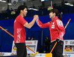 　１次リーグの米国戦で勝利し、握手を交わす松村千秋（右）、谷田康真組＝フレデリクトン（共同）