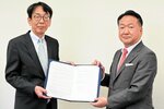 包括協定を結んだ森安町長（左）と真柳社長＝３１日、伯耆町吉長の伯耆町役場