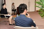  事件後の生活について振り返る遺族の男性（右）＝３日、鳥取市富安２丁目のさざんか会館 