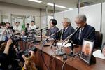 　記者会見する大川原化工機の大川原正明社長（右から２人目）ら。手前は元顧問相嶋静夫さんの遺影＝２８日午後、東京・霞が関の司法記者クラブ