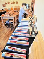 職人技で仕上げられた包丁などが並ぶ会場