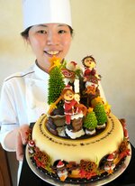 受賞作品「クリスマス」を手にする桐原さん