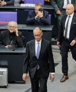 　ドイツ首相指名選挙の第１回投票で過半数に届かなかったメルツ氏（手前中央）＝６日、ベルリン（ＡＰ＝共同）