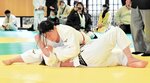 女子決勝　川口（上）が小笹を寝技で抑え込んで一本勝ちを収める＝倉吉市営武道館