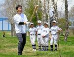 　バットの材料として期待される「ダケカンバ」の植樹を終えた斎藤佑樹さん（左端）＝５日午前、北海道長沼町