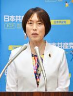 　記者団の取材に応じる共産党の田村委員長＝６日午後、国会