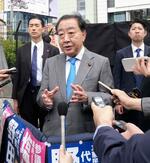 　記者団の取材に応じる立憲民主党の野田代表＝２０日午前、東京都新宿区
