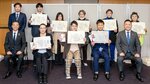 表彰状を手にした受賞者ら＝１５日、米子コンベンションセンター