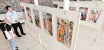 司葉子さんが出演した映画のポスターを説明する吉田さん（右）＝２６日、境港市上道町の市民交流センター