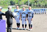 投打で圧倒的な強さを見せ、４年連続７度目の優勝を飾った鳥取城北＝ヤマタスポーツパーク野球場