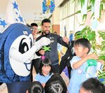 乗組員やマスコットキャラクターと一緒に七夕の飾り付けをする園児たち＝７日、境港市竹内団地
