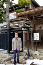 　「旧相馬家住宅」の前に立つ東出伸司さん＝２月、北海道函館市