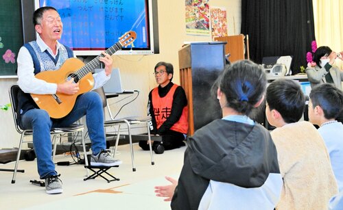 感謝のコンサートで歌う原田さん（左）