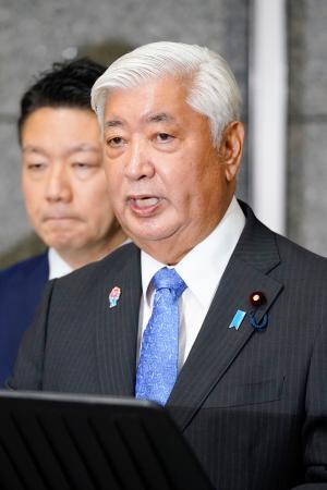　航空自衛隊のＴ４練習機が墜落したことを受け、取材に応じる中谷防衛相＝１４日午後、防衛省