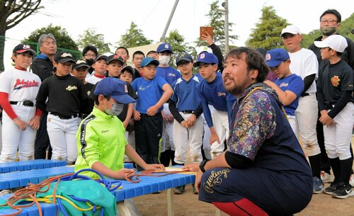 実演を交えてトレーニング方法を解説する高島さん（手前右）