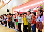 完成したこども園で歌を披露する園児ら