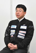 来季を見据えて「チームの成長と１部昇格を目指す」と語る山本監督＝鳥取市内