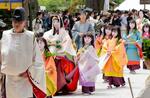 　「御禊の儀」で上賀茂神社に登場した斎王代の山内彩さん（左から３人目）＝４日午前、京都市北区