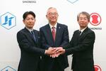 　握手する塩野義製薬の手代木功社長（中央）と日本たばこ産業の嶋吉耕史副社長（左）、鳥居薬品の近藤紳雅社長＝７日午後、東京都千代田区