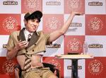 　授賞式に出席し、ギャグを披露する小島よしお＝９日、東京都港区