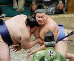 　豪ノ山（左）と激しく立ち合う大の里。押し出しで破る＝両国国技館