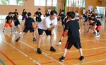薮内ヘッドコーチに体のバネの使い方を教わる児童＝１６日、八頭町見槻中の「隼Ｌａｂ．」