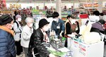 新しい店舗でにぎわう買い物客ら＝１９日、智頭町智頭のエスマートちづ店