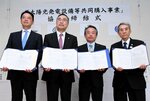 協定を交わした藤井社長（左）と１市２町の首長＝２２日、鳥取市役所